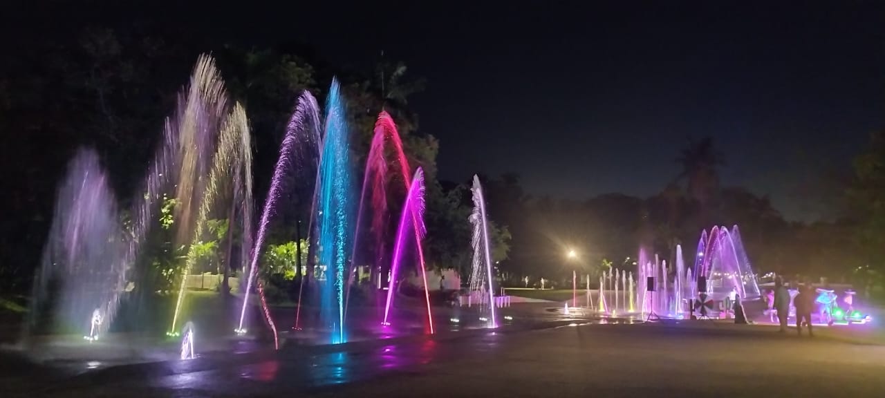El Parque Papagayo te invita este fin de semana a disfrutar de las fuentes danzarinas iluminadas de colores