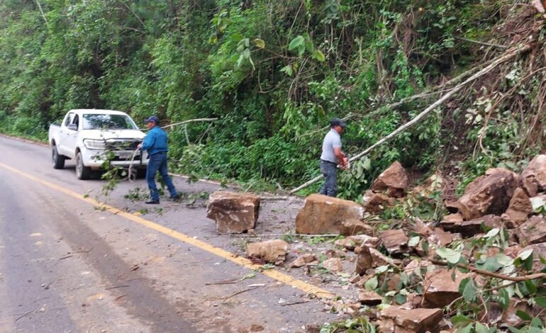 Al menos cuatro vías a localidades de Malinaltepec afectadas por lluvias en Guerrero