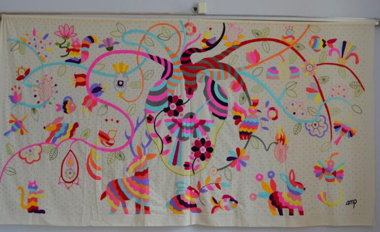 Inauguran la exposición de arte objeto «Bordandy puntadas de deseo», del artista acapulqueño Andrés Martínez Pacheco