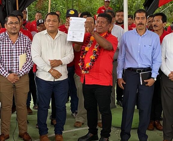 Acompaña Lloyd Walton a Humberto Piza en su registro por la sección XIX del SUSPEG