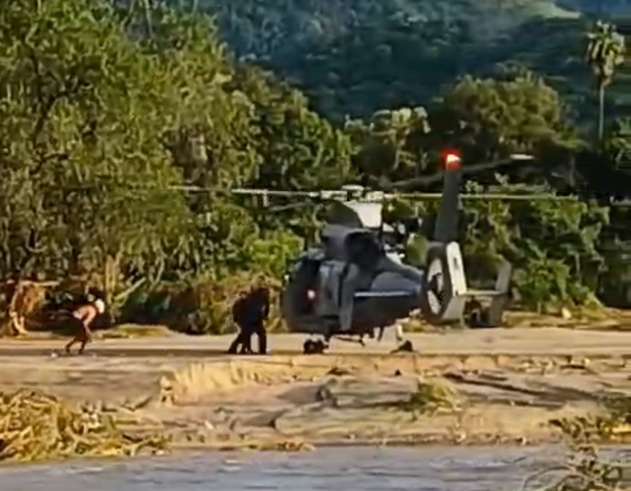 Logran rescate de familia atrapada por creciente del río en Guerrero tras paso de «Max»
