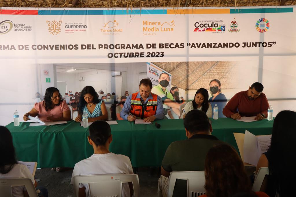Renueva Minera Media Luna convenio de becas Avanzando Juntos con 60 estudiantes