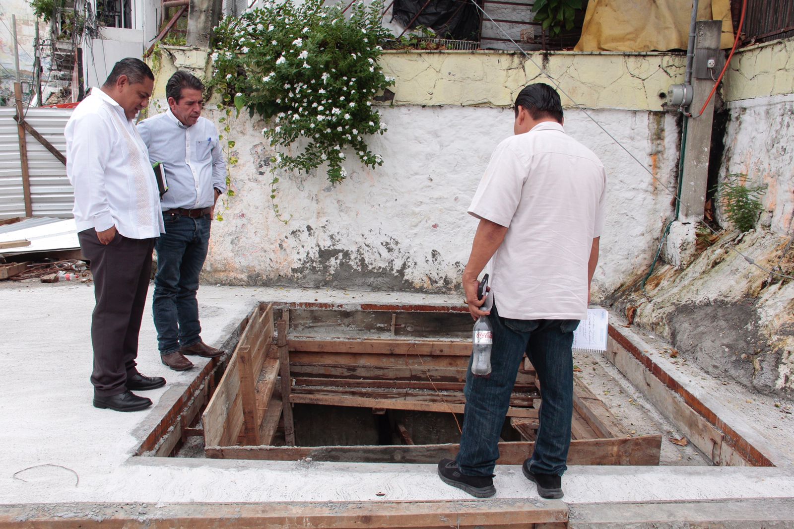 Realiza Gobierno de Abelina López Rodríguez brigada emergente de desazolve en la Costera