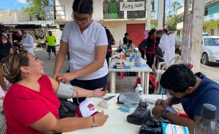 Reconocen vecinos de Ciudad Renacimiento trabajo de Jacko Badillo