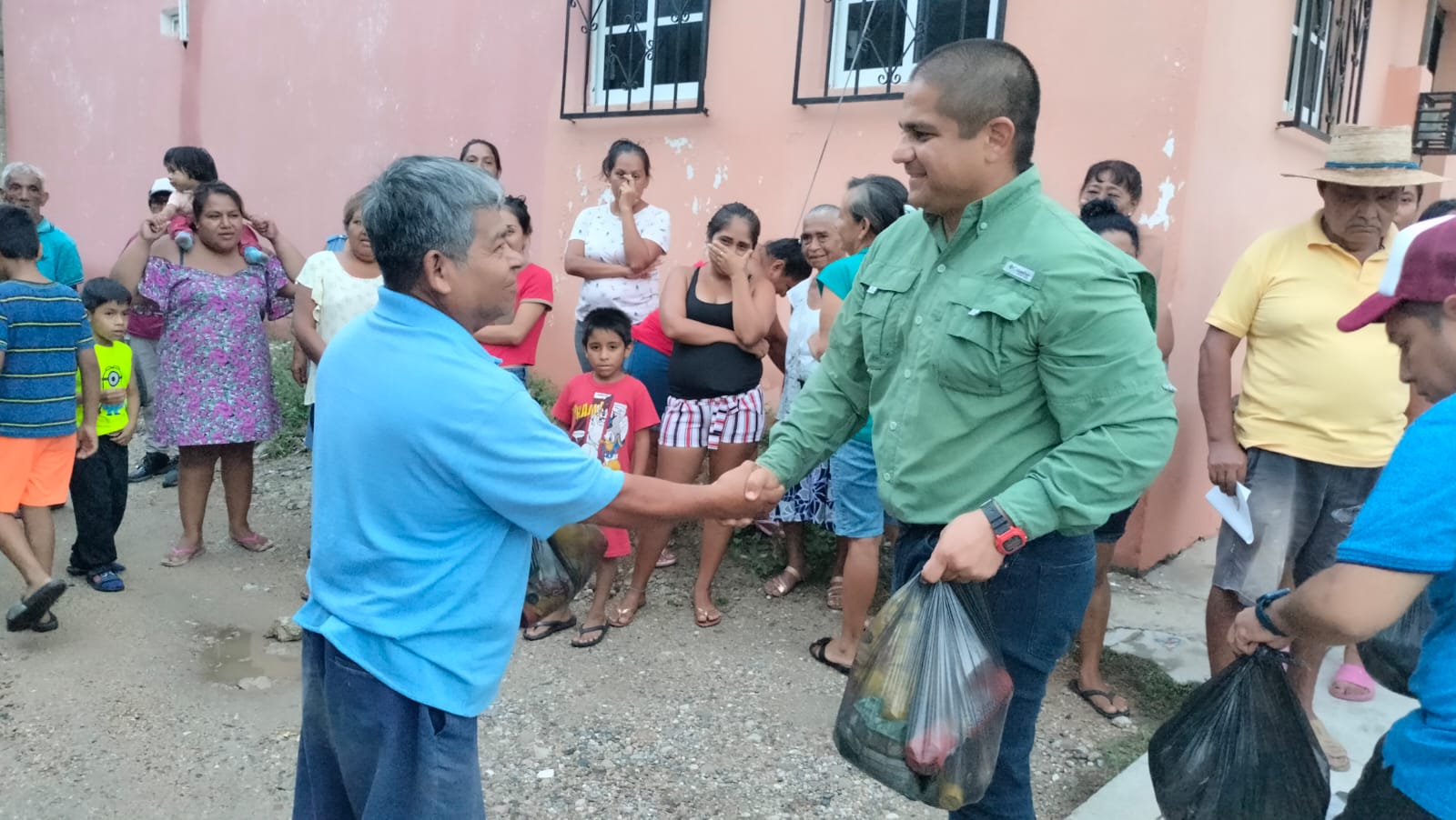 Cumple Jacko Badillo con los acapulqueños; entrega apoyos a familias afectadas por lluvias