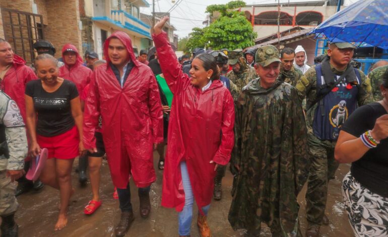 Recorren Evelyn Salgado y el secretario de Marina, Rafael Ojeda la zona afectada por lluvias generadas por “Max”
