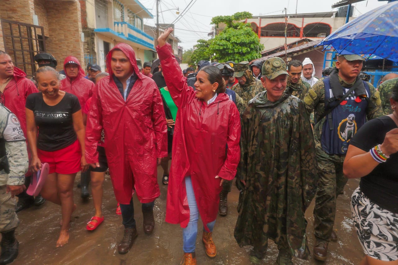 Recorren Evelyn Salgado y el secretario de Marina, Rafael Ojeda la zona afectada por lluvias generadas por “Max”