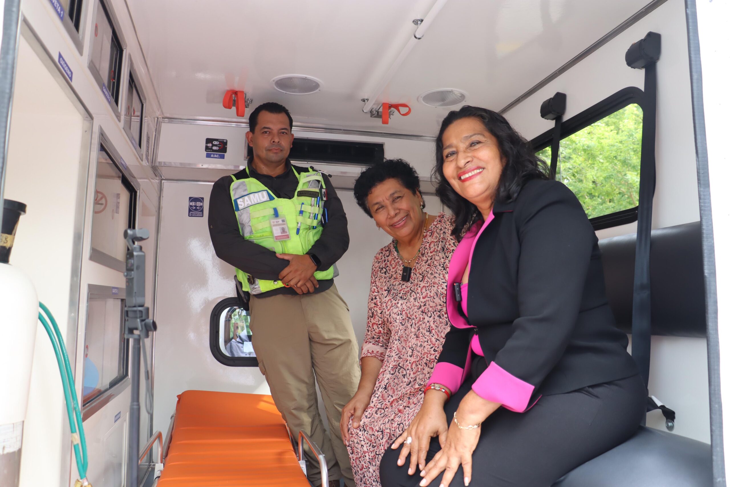 Entrega la Secretaría de Salud del estado de Guerrero una ambulancia en beneficio de la zona rural de Acapulco