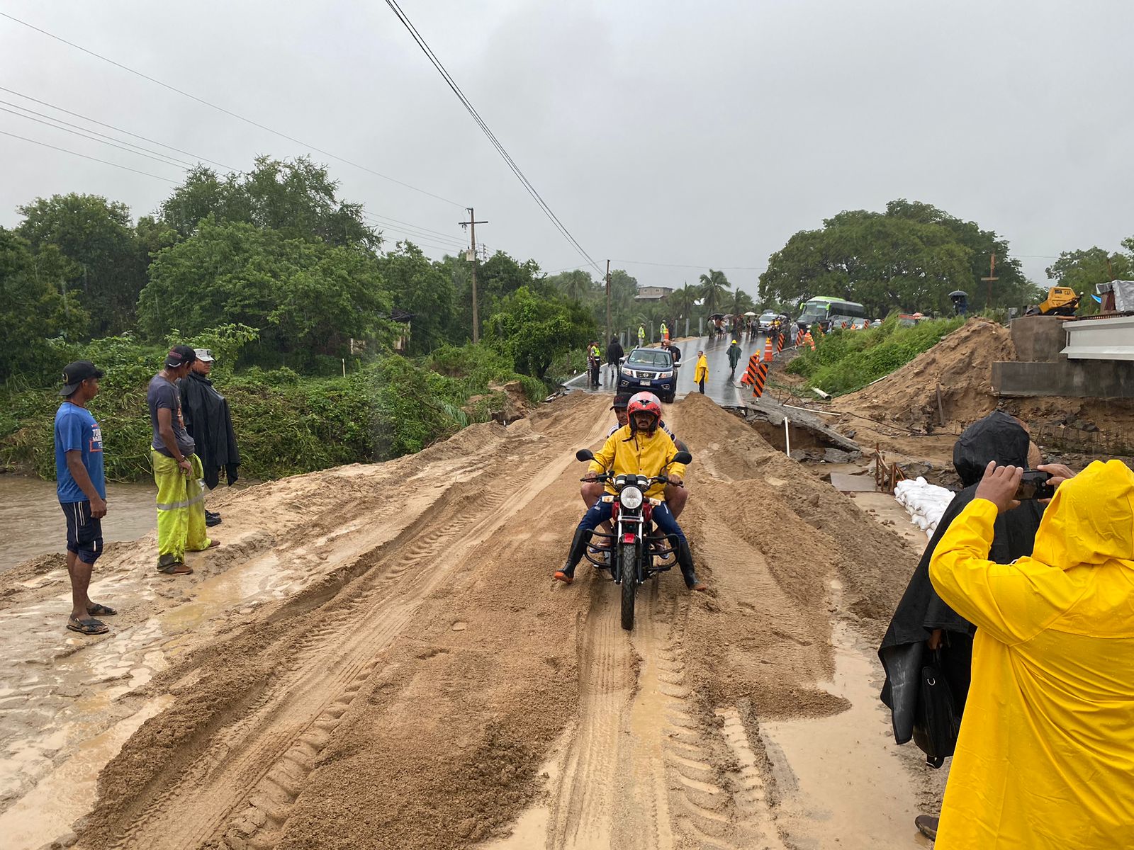 Van dos muertos, 79 viviendas inundadas por el paso de la Tormenta Tropical Max en Guerrero