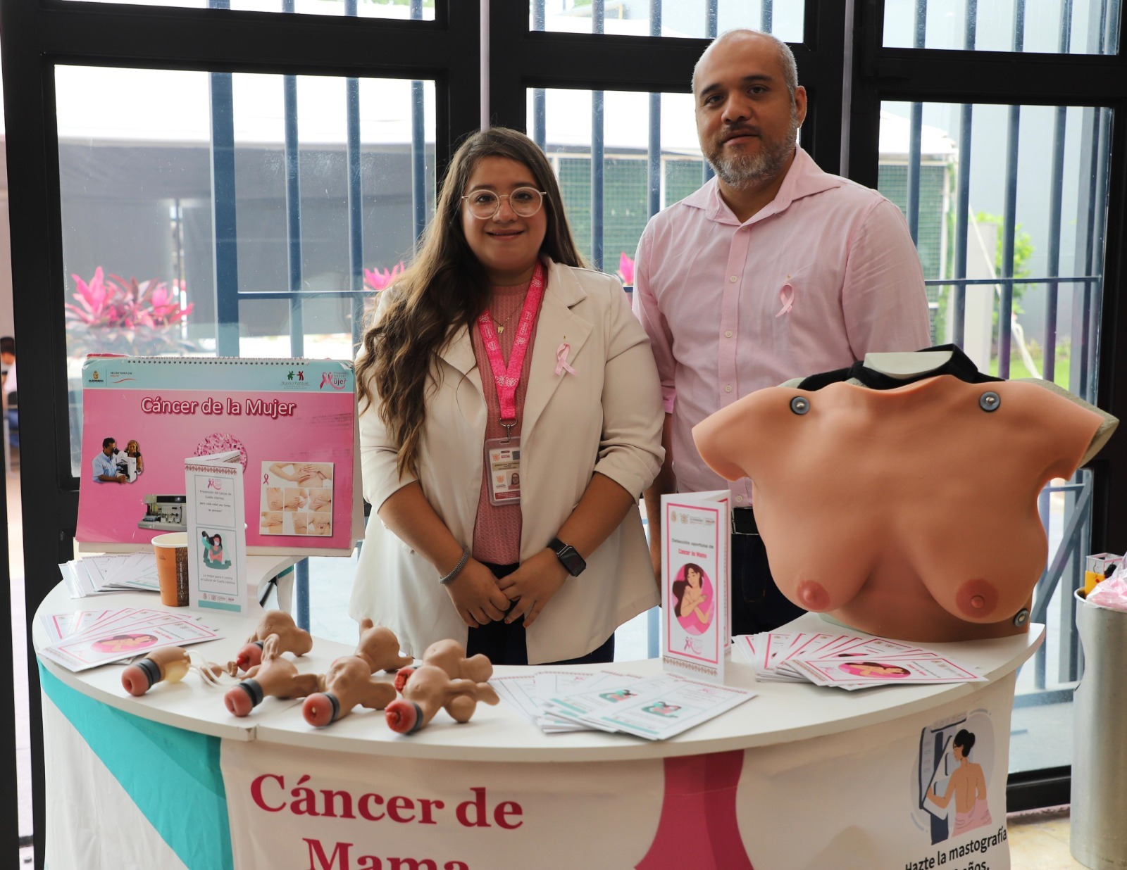 Dan conferencia sobre prevención del cáncer de mama en el Congreso del estado