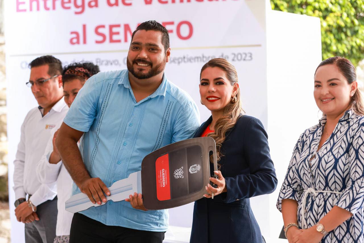 Entrega Evelyn Salgado vehículos al Servicio Médico Forense en Guerrero