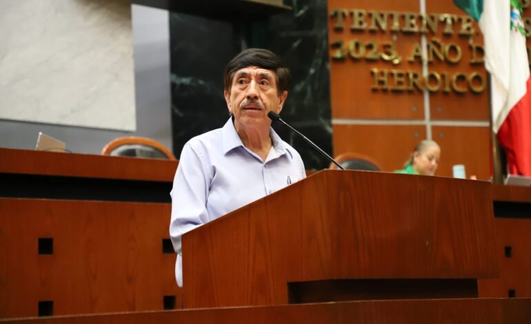 Antonio Helguera le toma la palabra a la gobernadora.