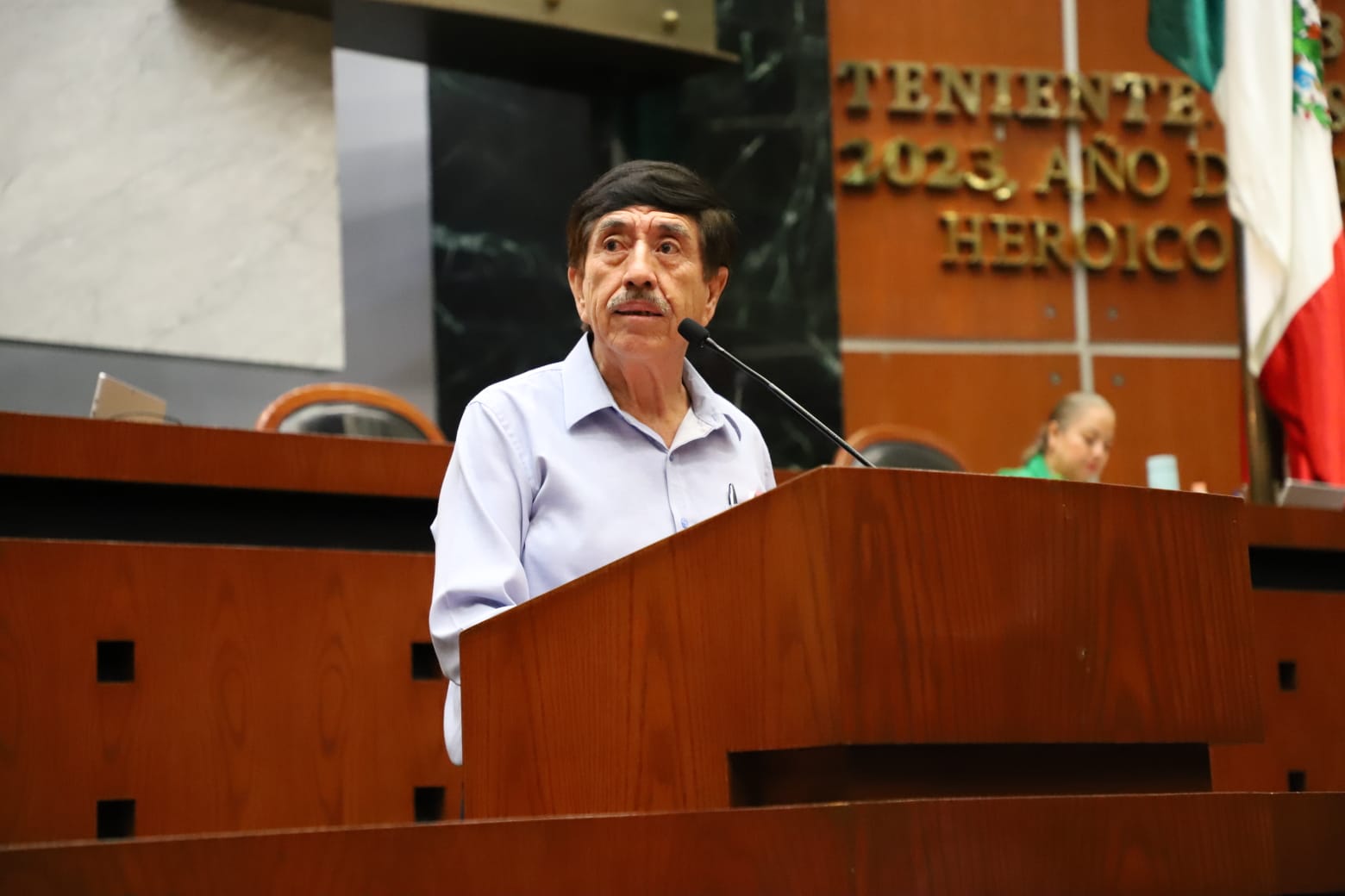 Antonio Helguera le toma la palabra a la gobernadora.
