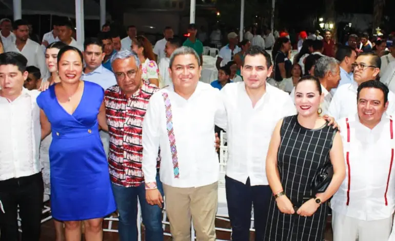 Morenistas, perredistas, experredistas abrazan a Ossiel Pacheco Salas en su segundo informe