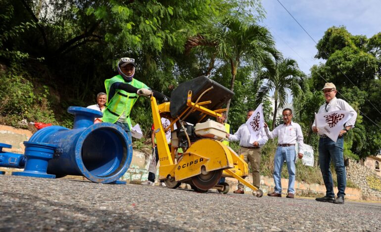 Inicia Gobierno del estado rehabilitación de la línea de distribución de agua potable en la avenida Escénica de Acapulco
