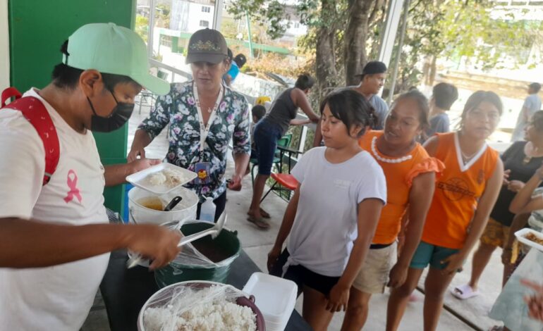 Brinda Gobierno de Abelina López Rodríguez más de 400 raciones diarias de comida a los albergues instalados por el municipio