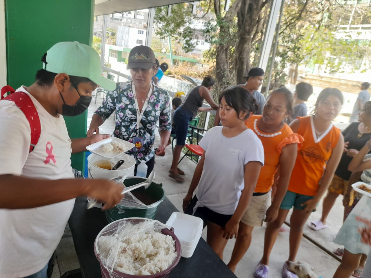 Brinda Gobierno de Abelina López Rodríguez más de 400 raciones diarias de comida a los albergues instalados por el municipio