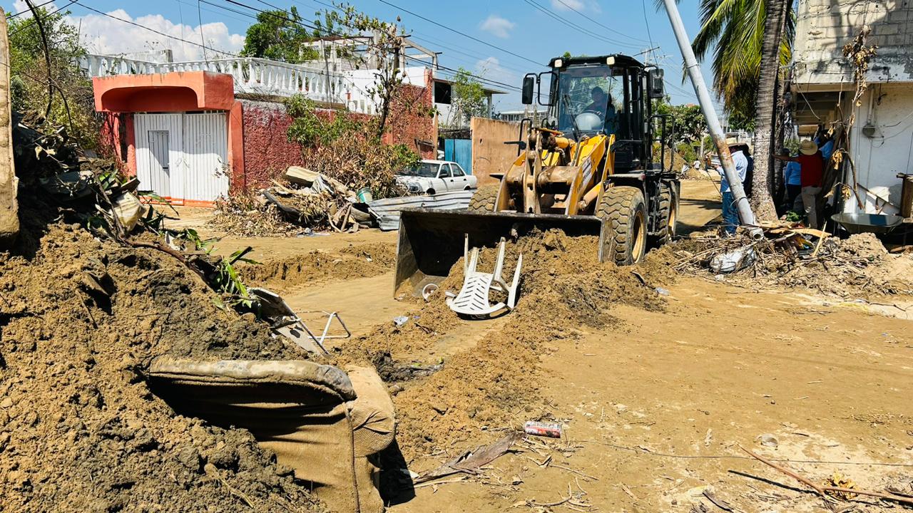 Intensifica Evelyn Salgado con dependencias estatales acciones de limpieza en Acapulco