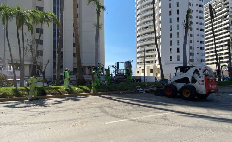 Intensifica Gobierno de Abelina López Rodríguez cuadrillas de barrido manual en Acapulco