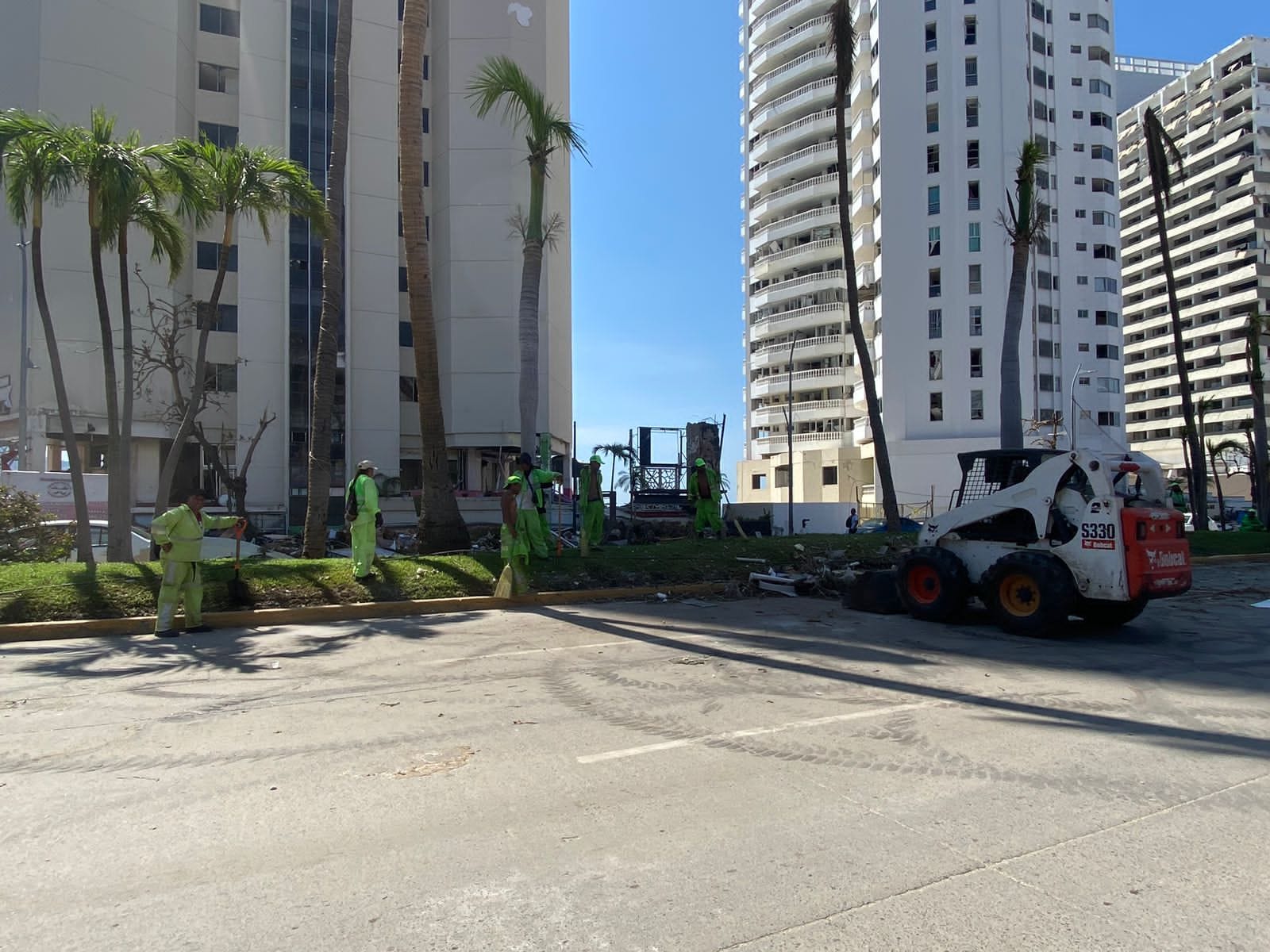 Intensifica Gobierno de Abelina López Rodríguez cuadrillas de barrido manual en Acapulco