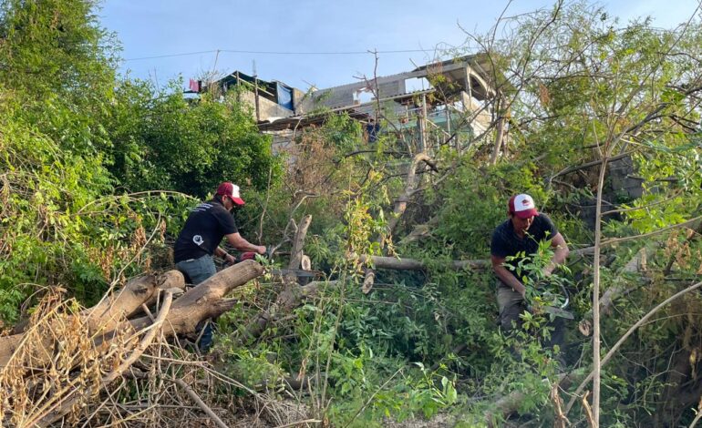 Encabeza Jacko Badillo brigada de liberación de vialidades en colonias de difícil acceso