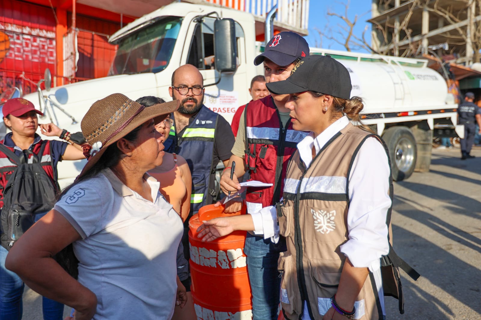 Intensifica Evelyn Salgado apoyos y servicios básicos en colonias damnificadas de Acapulco