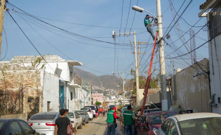 Trabaja Gobierno de Abelina López Rodríguez en la rehabilitación del alumbrado público