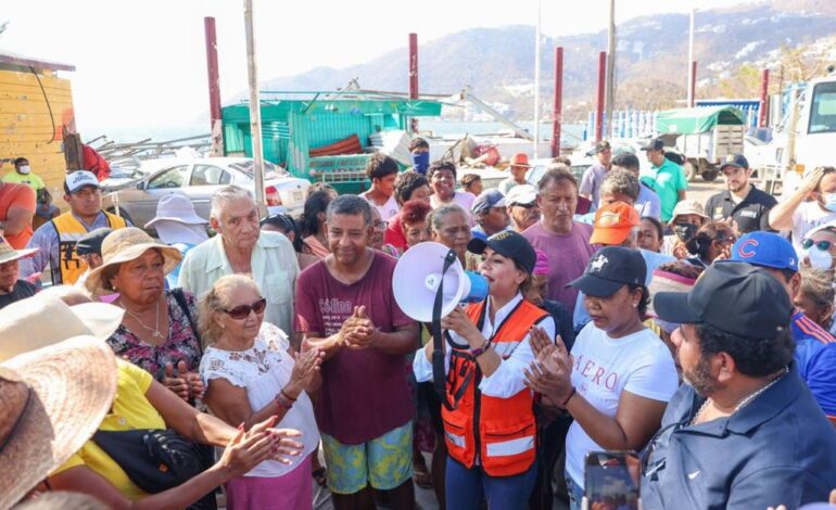 Continúa Evelyn Salgado apoyando a familias damnificadas por «Otis» de Puerto Marqués