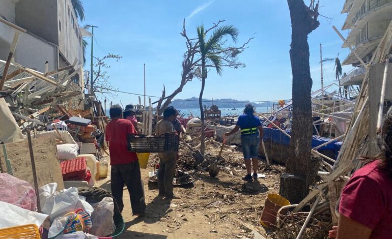 Participan trabajadores del H. Ayuntamiento en limpieza de Acapulco