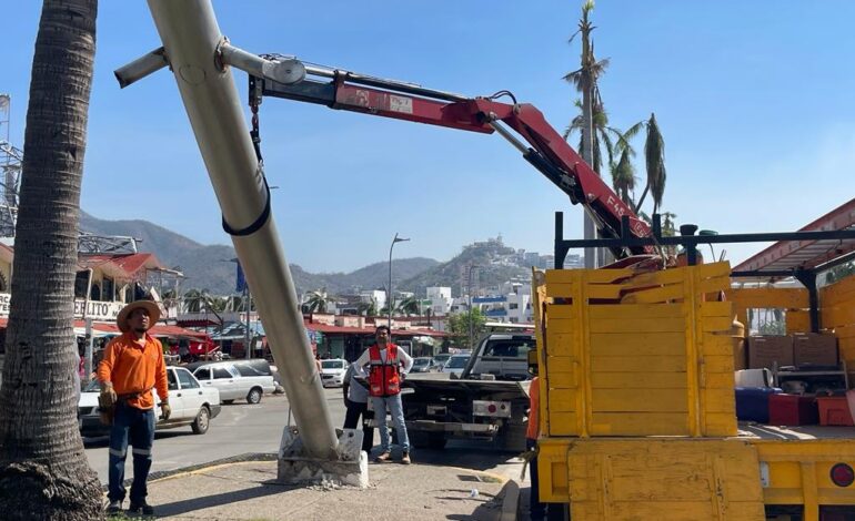 Retira Gobierno de Abelina López Rodríguez estructuras de semáforos en la Costera