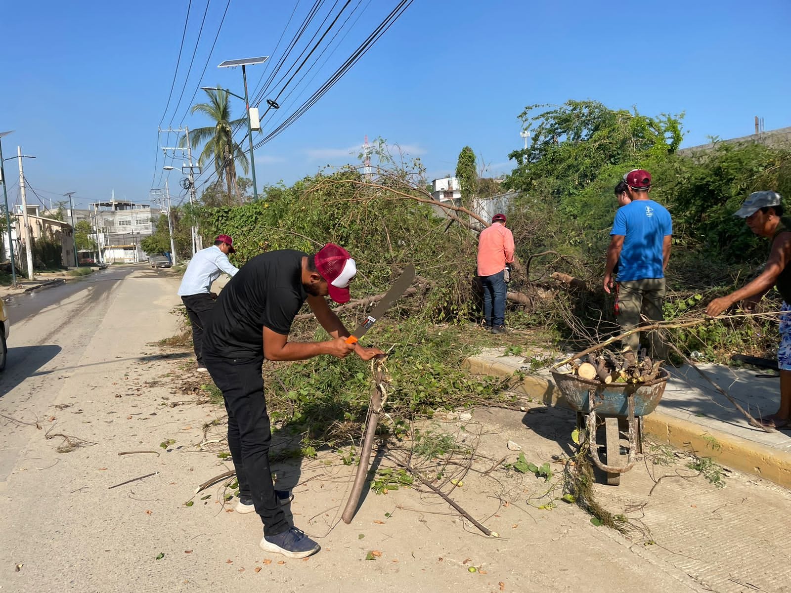 Se aplica Jacko Badillo a despejar caminos y liberar vialidades de Acapulco