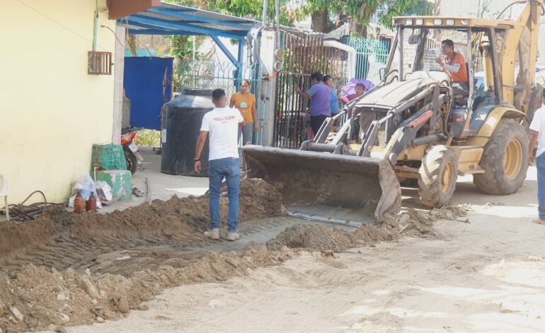 Libera equipo de Yoloczin Domínguez calles llenas de tierra por Otis en la Independencia