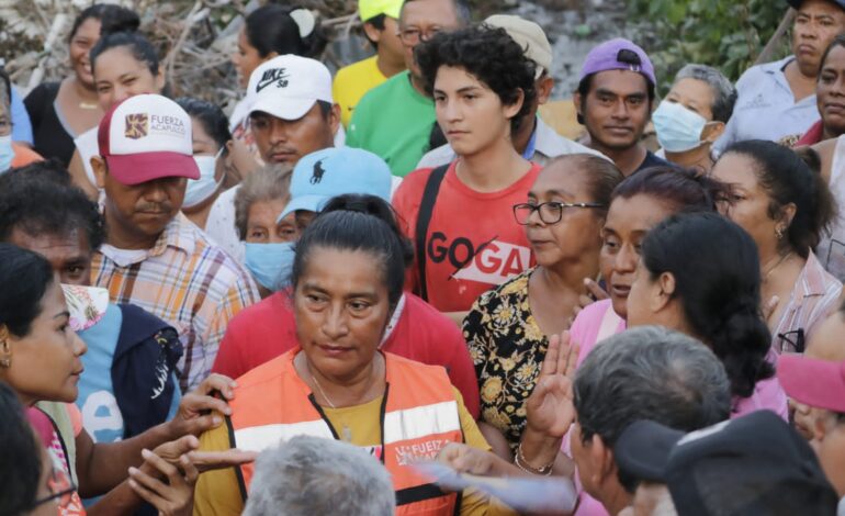 Abelina López Rodríguez supervisa trabajos de limpieza integral en Icacos