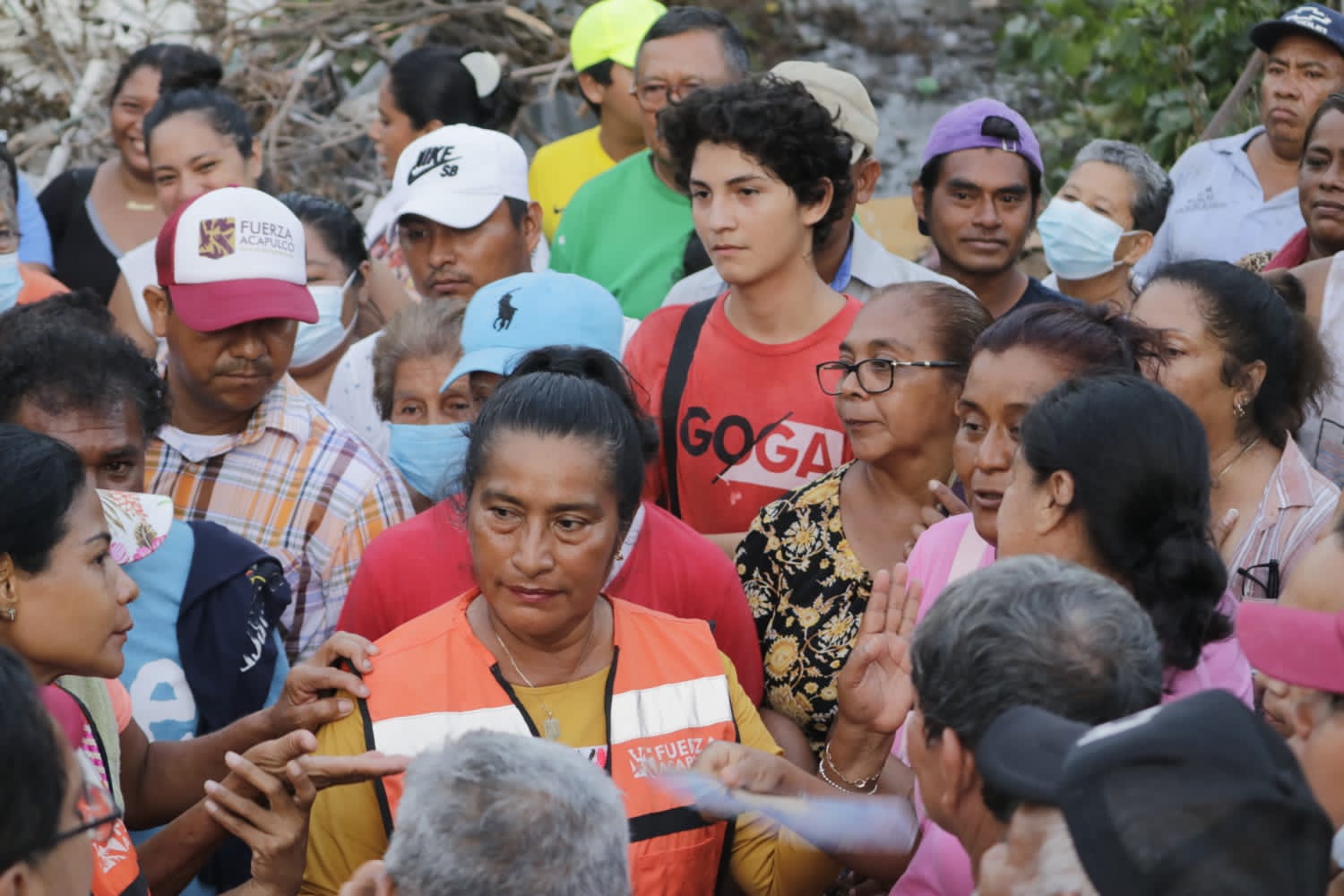 Abelina López Rodríguez supervisa trabajos de limpieza integral en Icacos