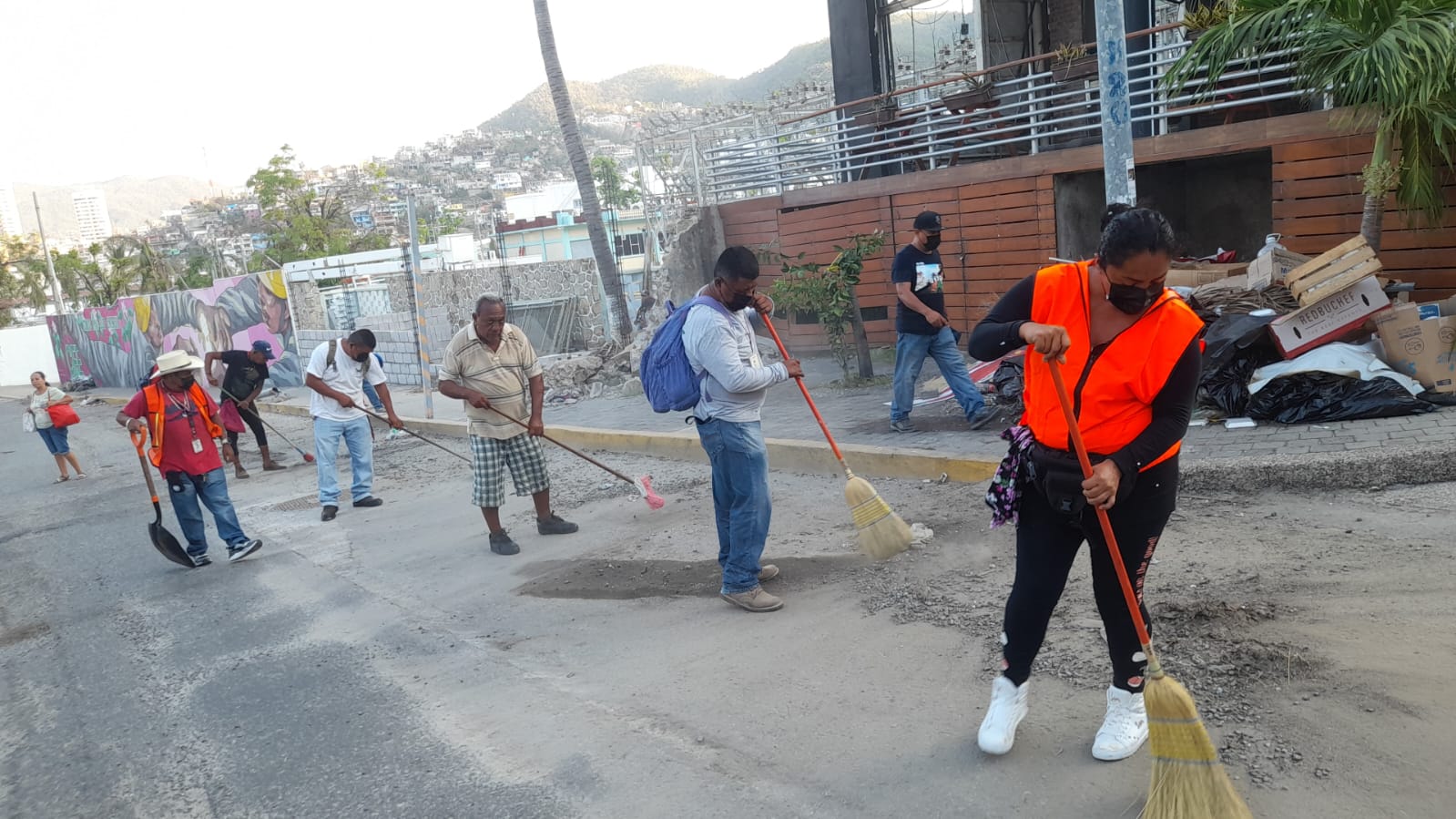 Arranca Gobierno de Abelina López Rodríguez labores de limpieza en la avenida Escénica
