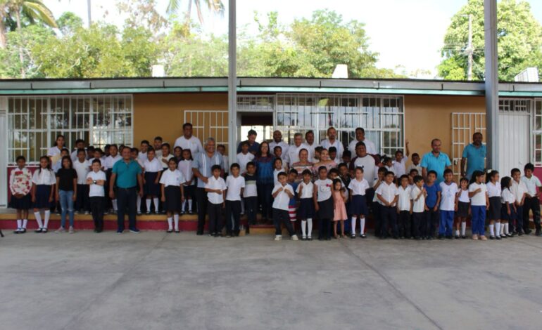 Regresan a clases 106 escuelas de diversos niveles educativos en Acapulco y Coyuca de Benítez tras el paso de «Otis»