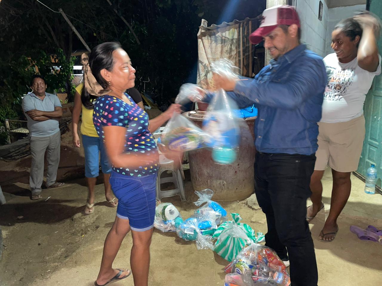 Lleva Jacko Badillo apoyo de víveres a la zona rural de Acapulco afectada por el huracán