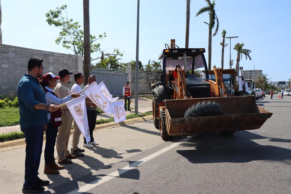 Apoya Media Luna con maquinaria para la remoción de escombros en Acapulco y continúa con la donación de víveres