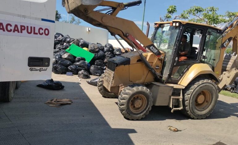 Continúan las labores de limpieza en diferentes puntos del puerto de Acapulco