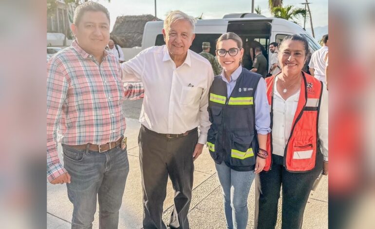 Se reúnen Evelyn Salgado y Andrés Manuel López Obrador en el Centro de Mando para la Atención de Efectos del Huracán “Otis”