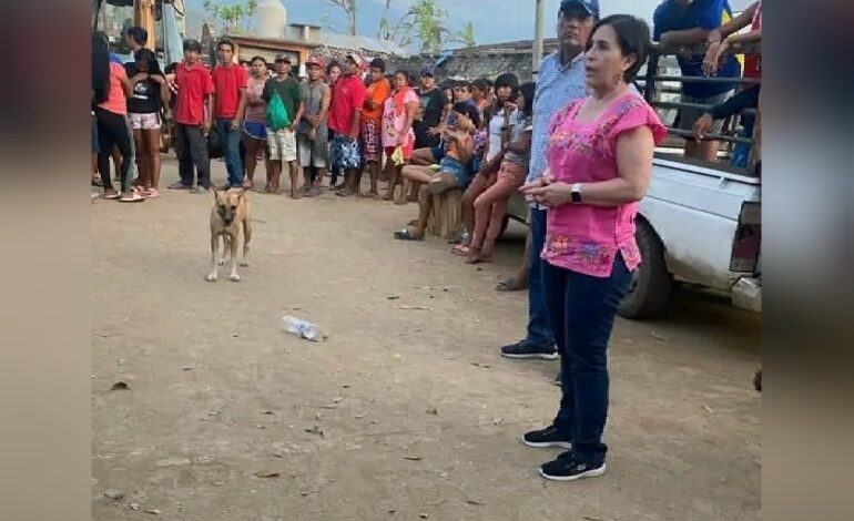 Sin importar el desastre, Xóchitl Gálvez inicia campaña política en Coyuca de Benítez