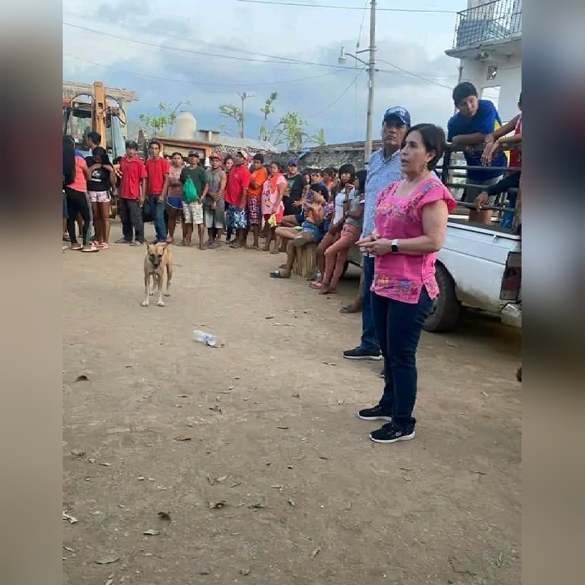 Sin importar el desastre, Xóchitl Gálvez inicia campaña política en Coyuca de Benítez