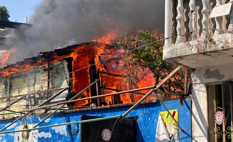 Atiende Gobierno de Abelina López Rodríguez incendios en La Laja y en el Sector 6