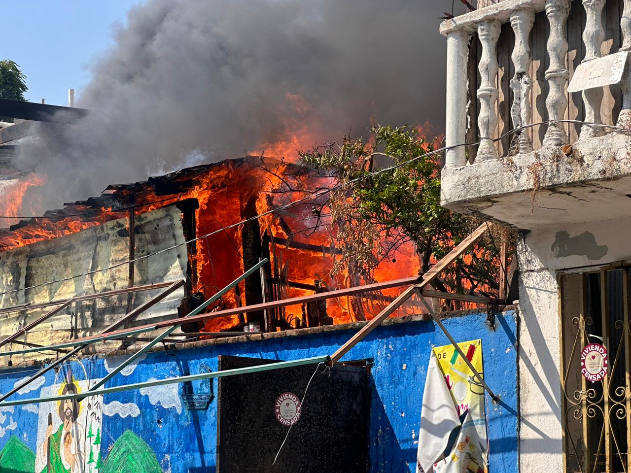 Atiende Gobierno de Abelina López Rodríguez incendios en La Laja y en el Sector 6