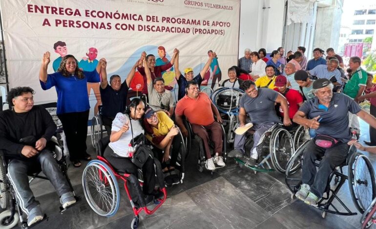 Entrega Abelina López Rodríguez apoyos económicos a personas con discapacidad