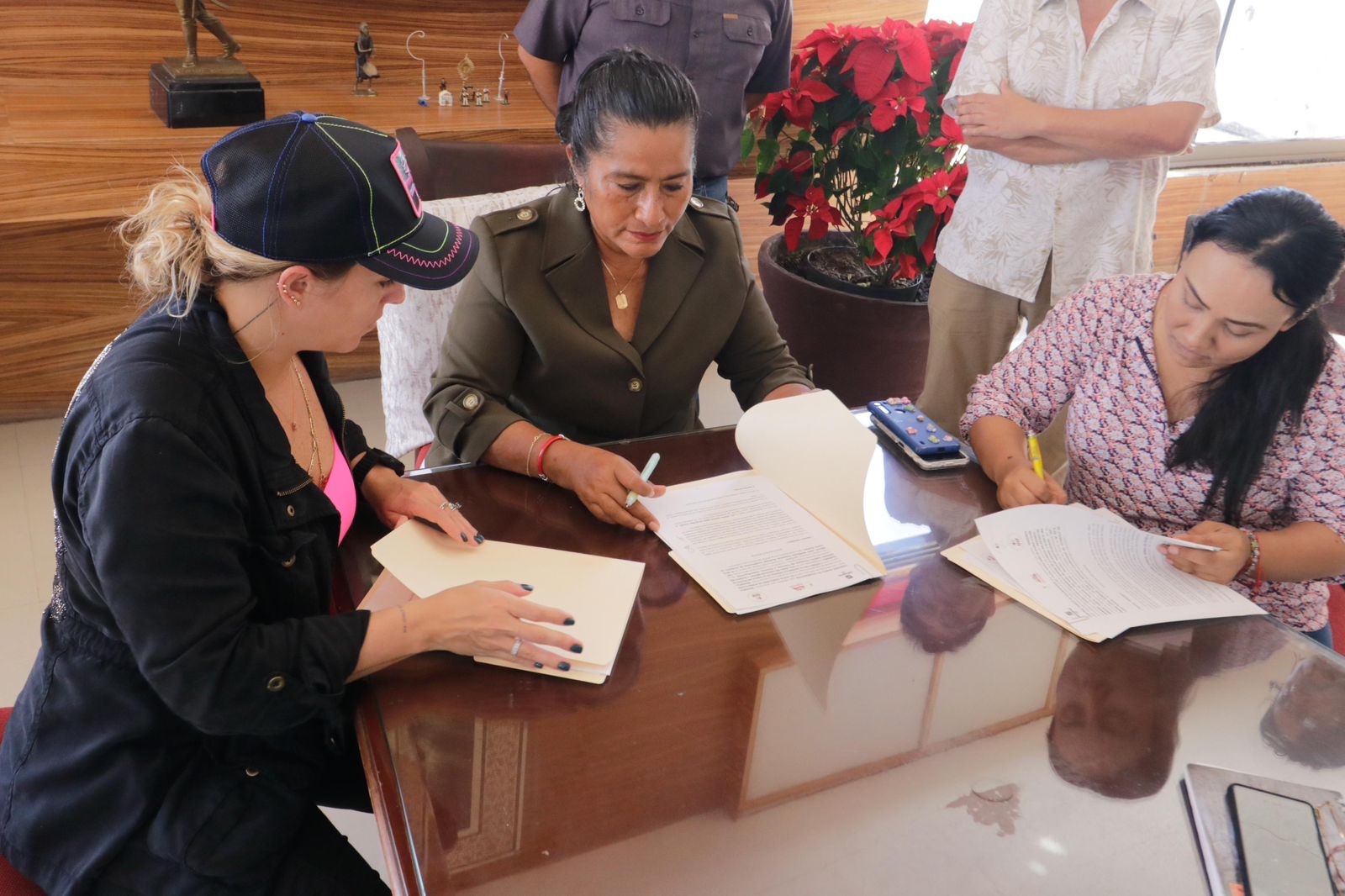 Firma Abelina López Rodríguez convenio con la Asociación Civil Reinserta para la remodelación de la Villa de las Niñas y los Niños