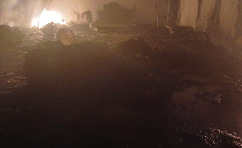 Incendio inexplicable consume vivienda; calcina a familia de jóvenes y a nene