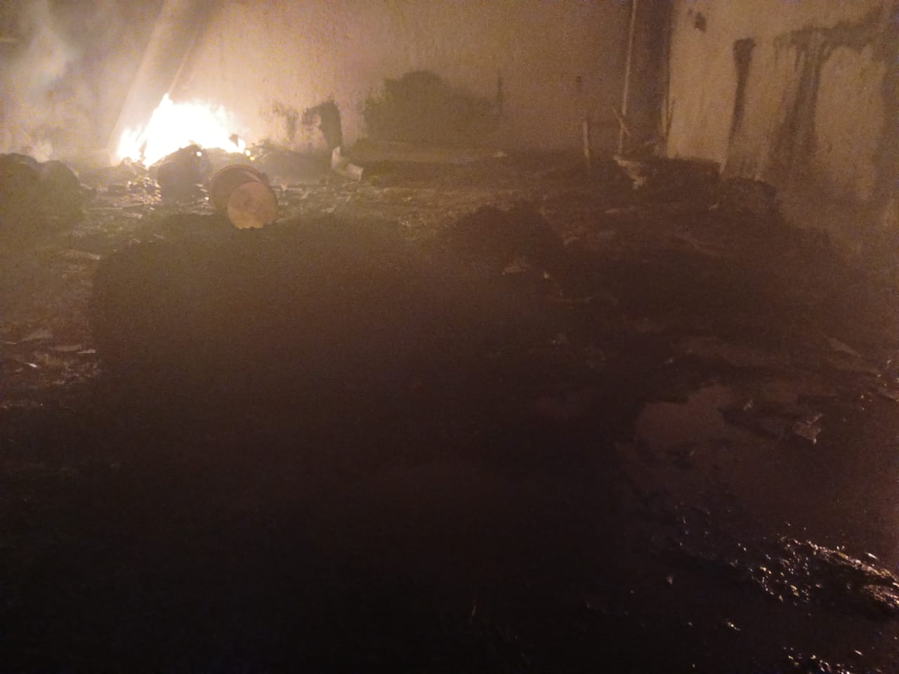 Incendio inexplicable consume vivienda; calcina a familia de jóvenes y a nene