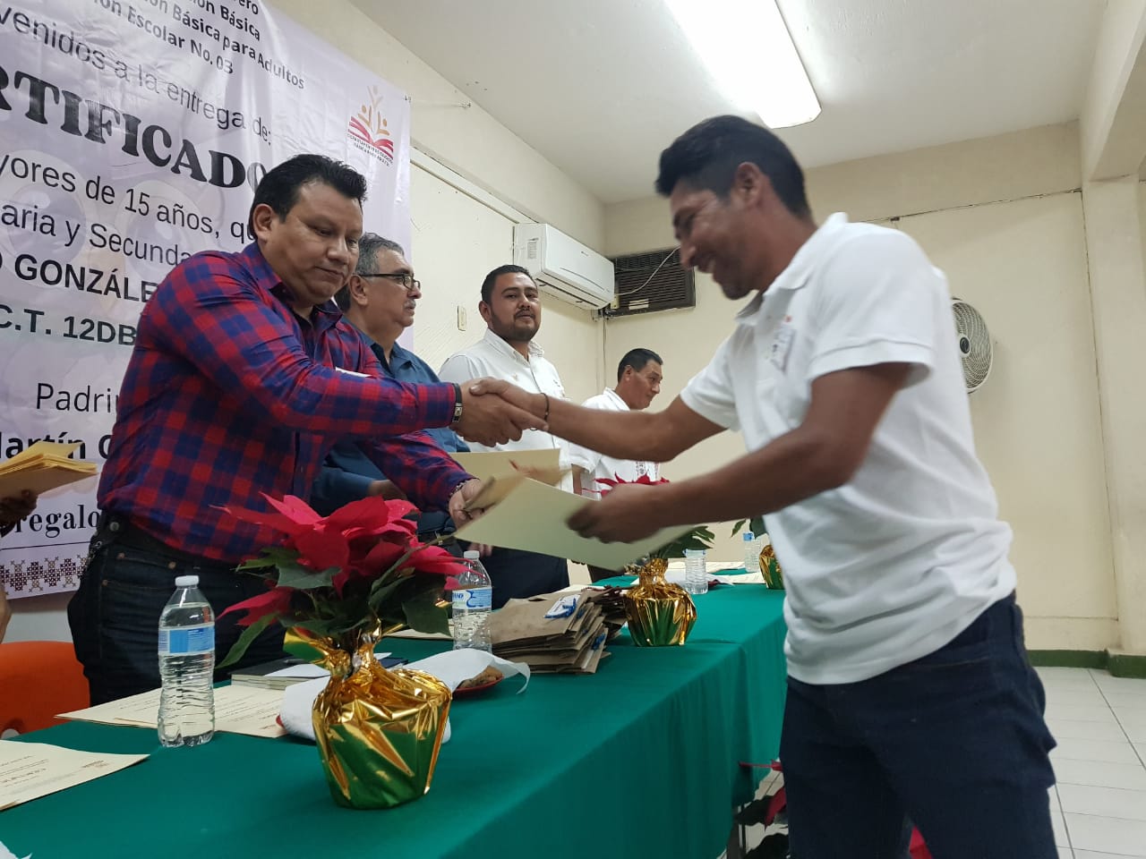 Entrega Educación en Guerrero certificados de primaria y secundaria para jóvenes y adultos mayores de 15 años