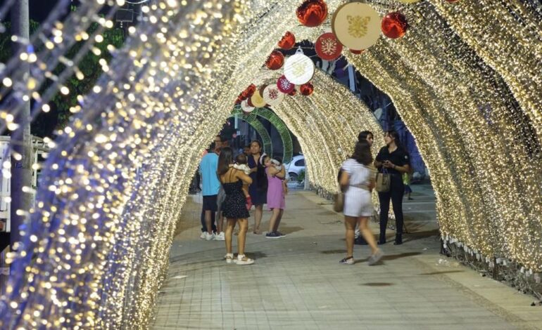 El gobierno de Evelyn Salgado decora con luces navideñas zonas de Acapulco
